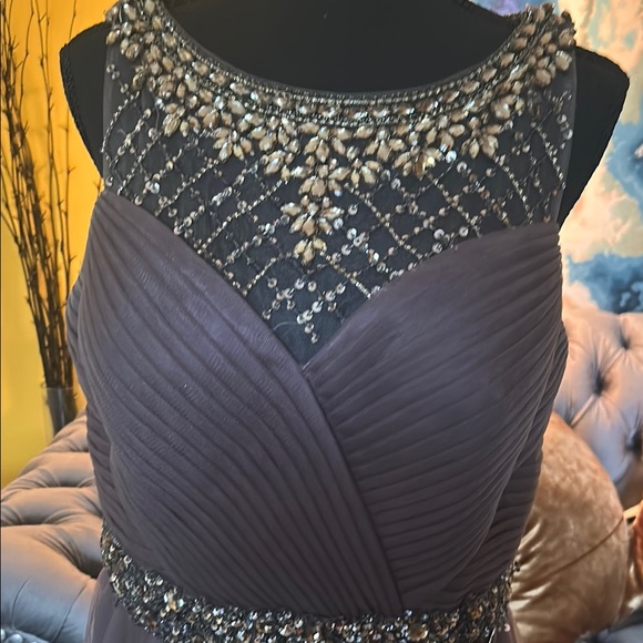 Elegant Gray Evening Gown - Picture 9 of 11